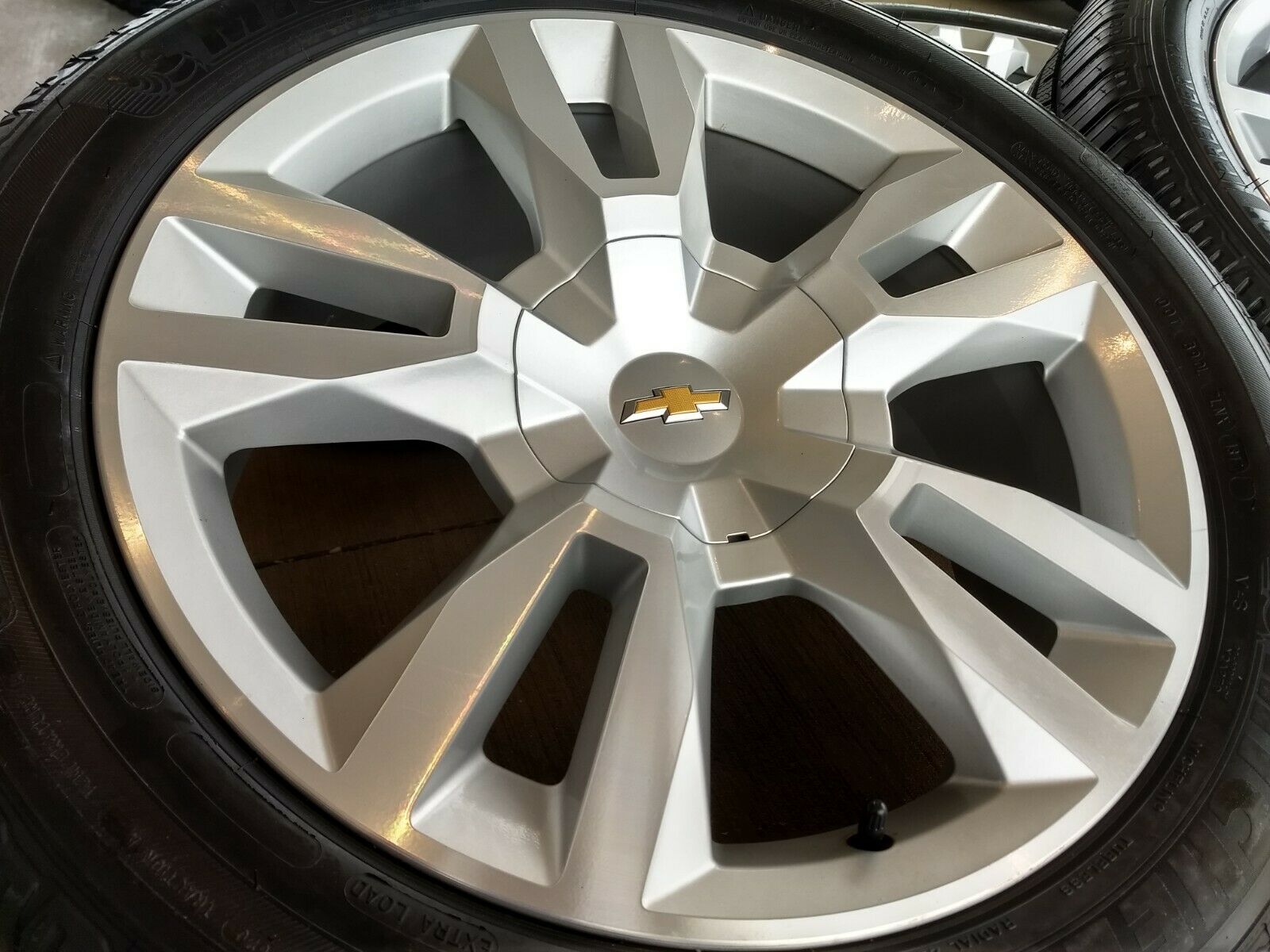 22" Chevy Tahoe Premier 2020 OEM Wheels | 05620 Chevy Tahoe 22-inch Factory Rims Tire Size