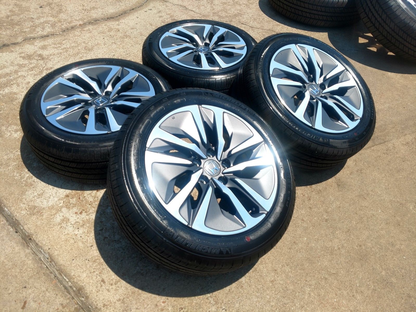 17" Honda Accord Hybrid 2019 OEM Charcoal and Machined wheels