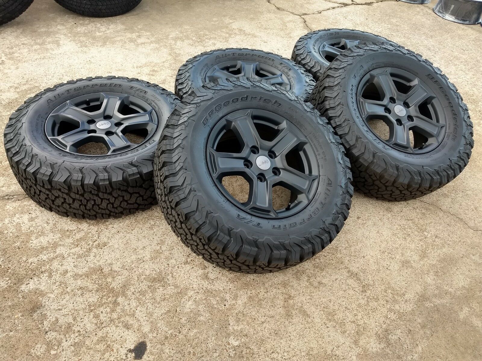17" Jeep Wrangler Rubicon OEM 2021 Black wheels and tires